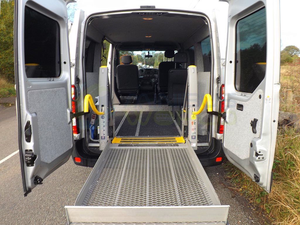 No VAT Renault Master SL28 ULEZ Compliant 9 Seat Wheelchair Accessible Minibus with Air Conditioning Rear Parking Sensors and Onboard Lift