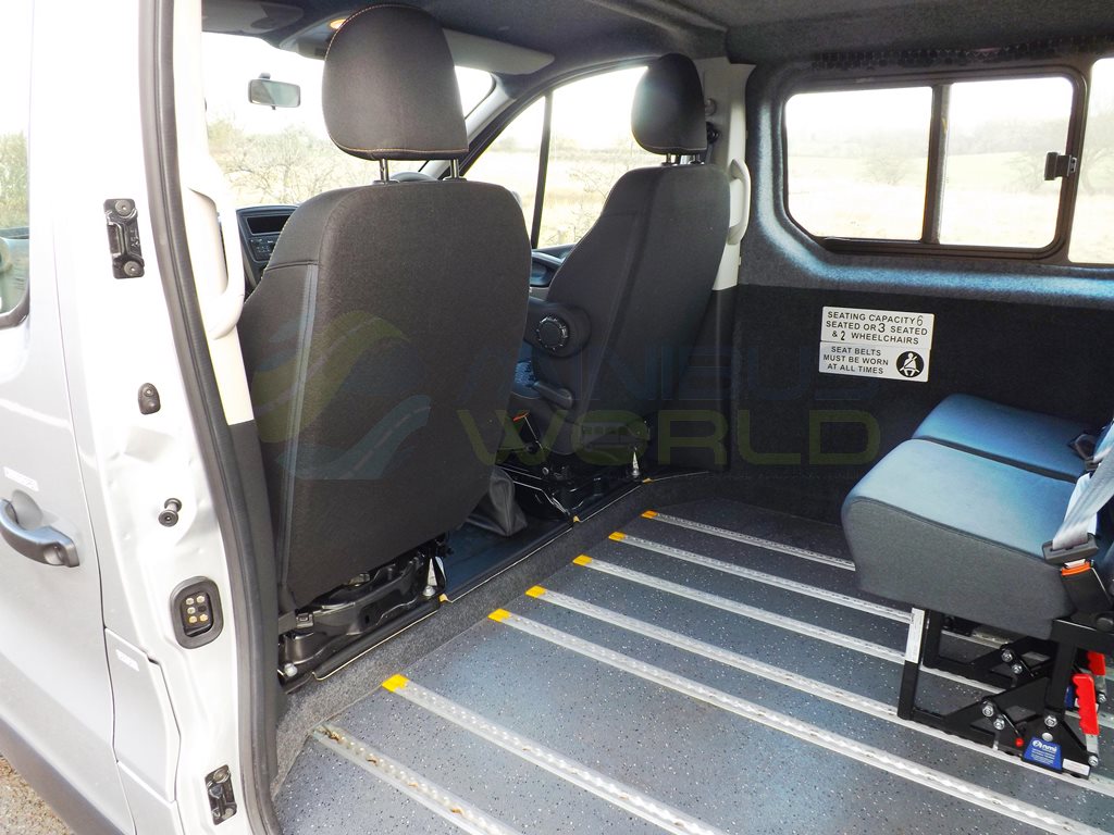 Renault Trafic LL29 Energy Euro 6 ULEZ Compliant 9 Seater Wheelchair Accessible Minibus in Silver with Electric Lift Air Con and Parking Sensors
