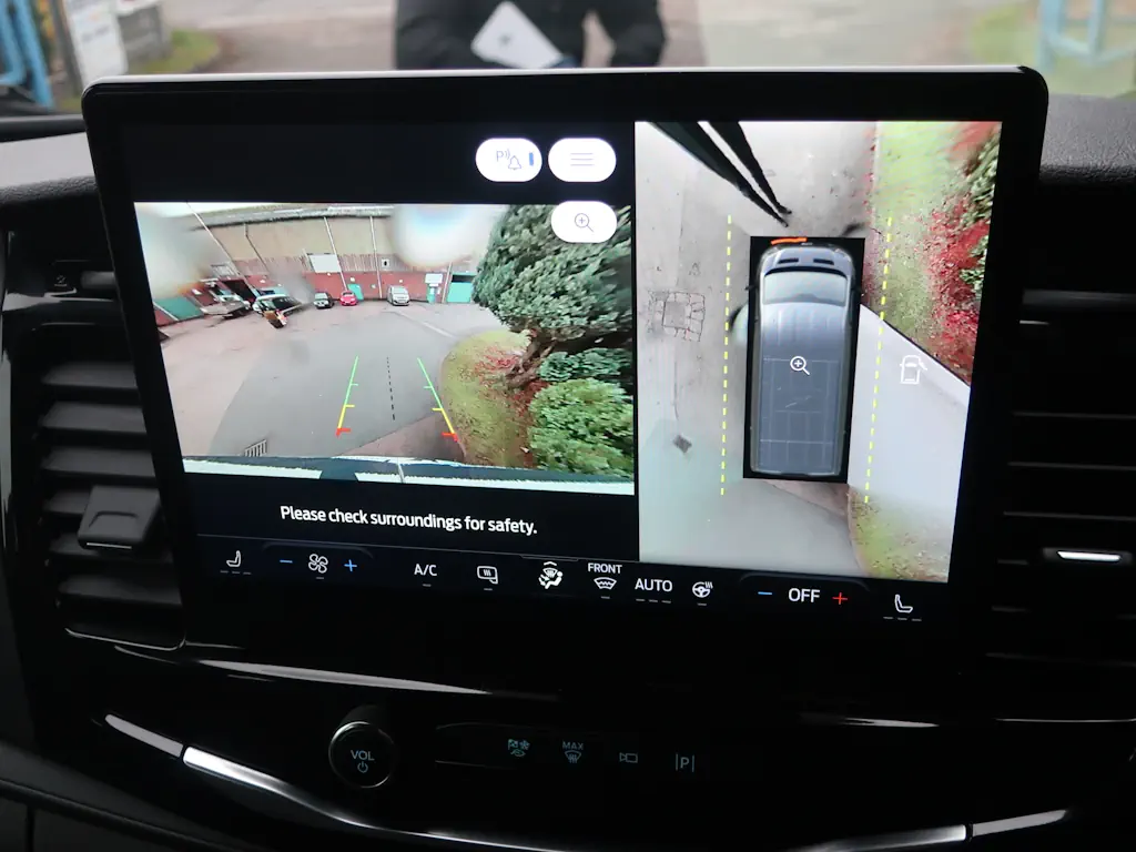 Ford-E_Transit-Trend-16-Seat-Shuttle-Minibus-Internal-Reverse-Camera