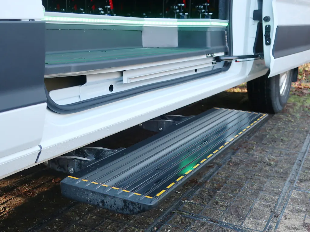 Maxus-eDeliver9-Seat-Minibus-External-Side-Step