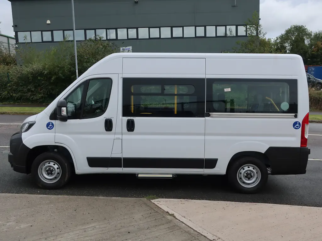Peugeot-Boxer-Professional-9-Seat-CanDrive-EasyOn-Minibus-For-Sale-External-Nearside