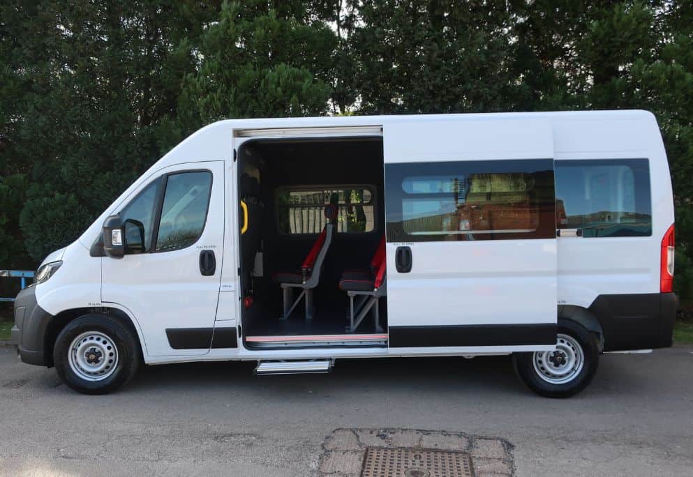 Midsize minibus side image