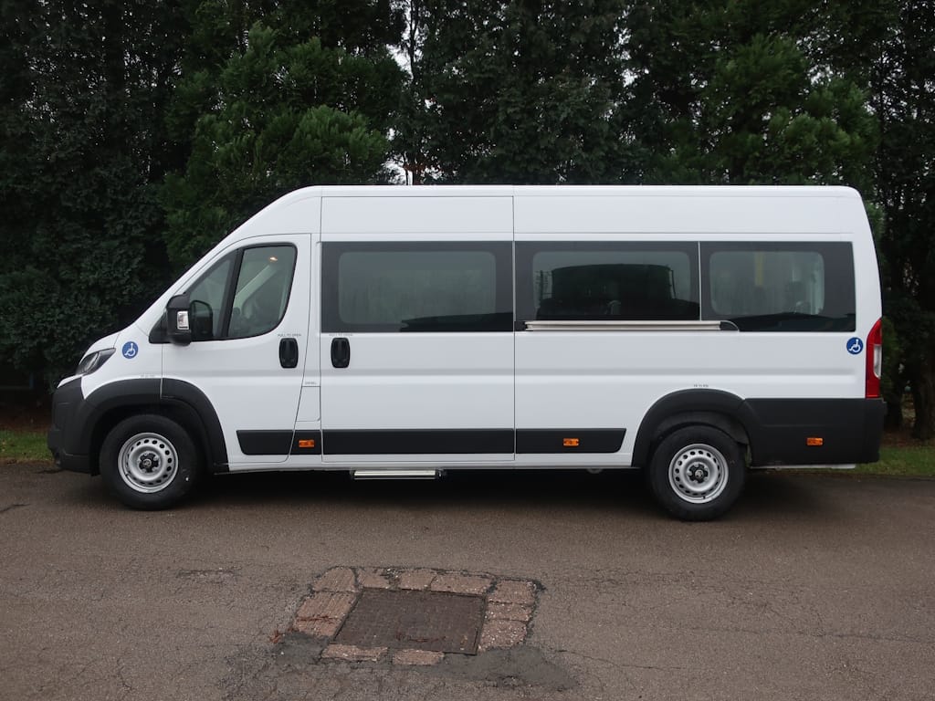 Vauxhall-Movano-17-Seat-maxi-Minibus-External-Nearside