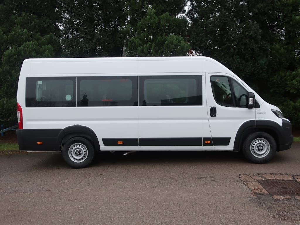 Vauxhall-Movano-17-Seat-maxi-Minibus-External-Offside
