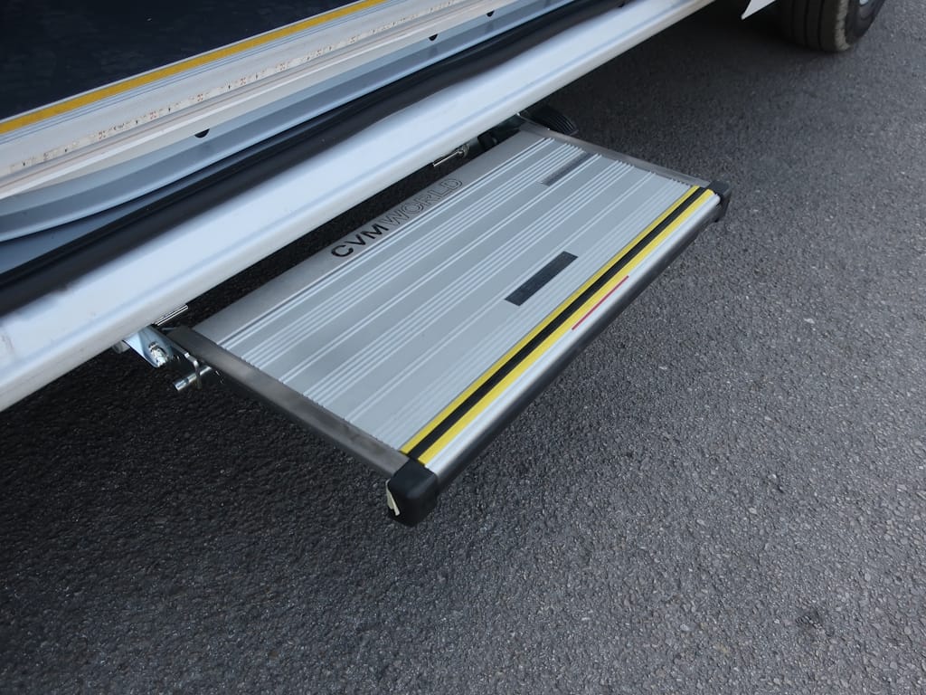 Vauxhall-Movano-17-Seat-maxi-Minibus-External-Side-Step